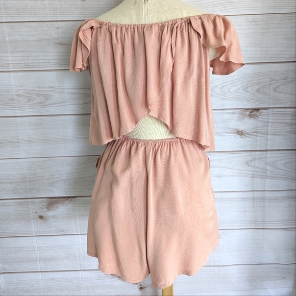 Romeo & Juliet Couture Flutter Sleeve Cut Out Romper in Peach Size Large - Picture 4 of 15